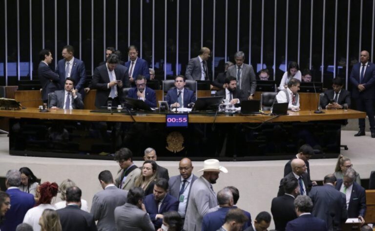 Como os deputados do DF votaram na PEC da Blindagem