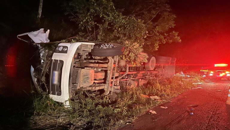 Capotamento de caminhão resulta em morte na BR-101