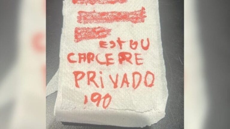 Mulher em cárcere privado pede ajuda em papel higiênico