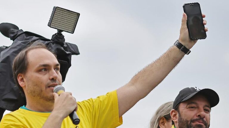Carlos Bolsonaro provoca divisão na direita em Santa Catarina