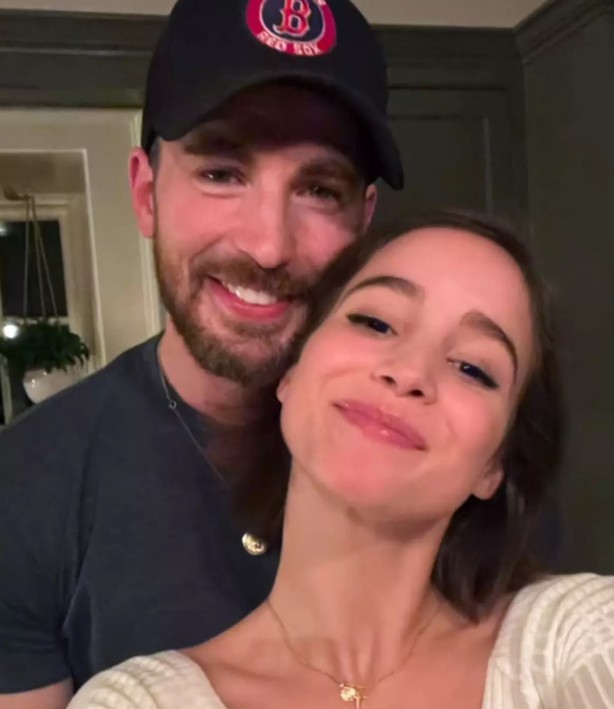 Chris Evans e Alba Baptista dão boas-vindas ao primeiro filho