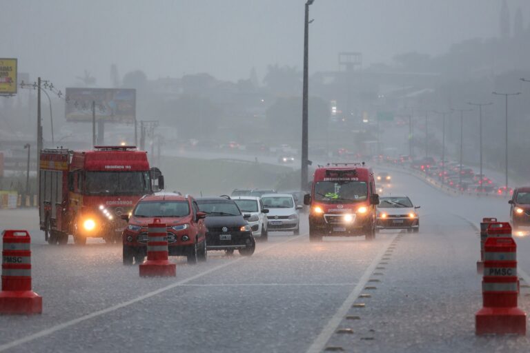 Risco de temporais com chuva intensa em SC nesta semana