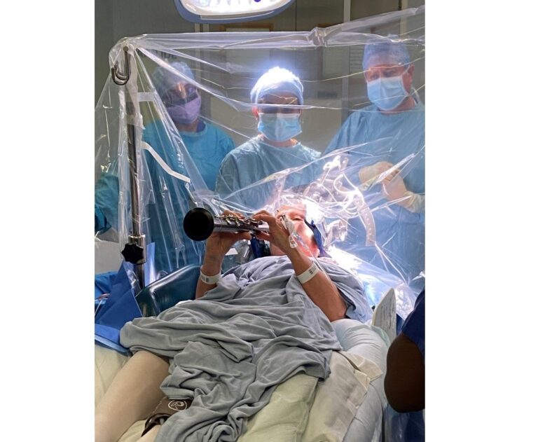 Mulher com Parkinson retoma movimento e toca clarinete durante cirurgia