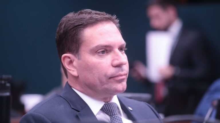 Moraes ordena prisão preventiva de Ramagem após fuga para os EUA