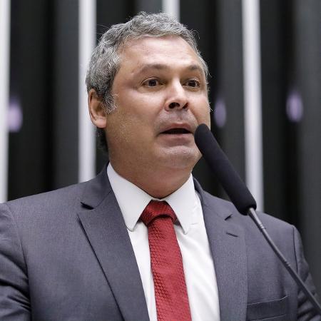 Lindbergh Farias solicita prisão e extradição de Ramagem ao STF