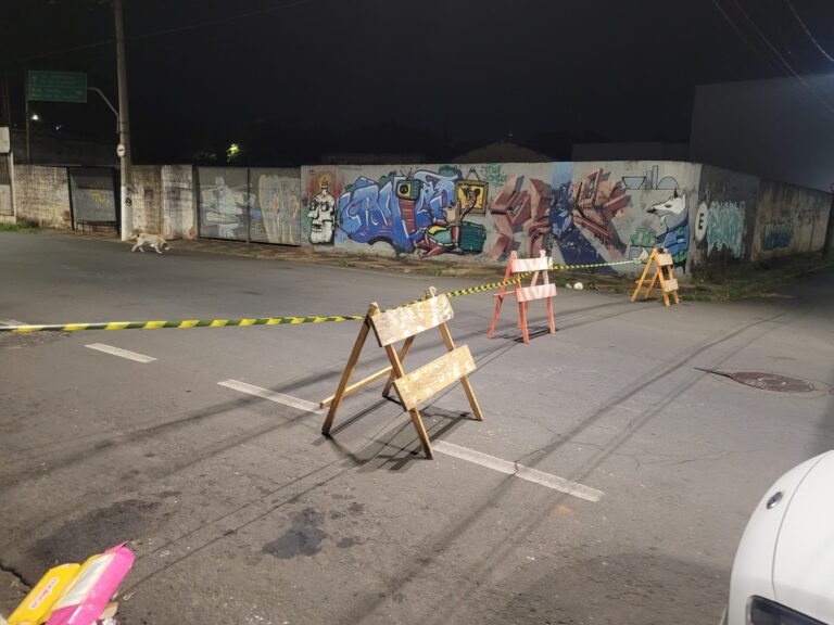 Homem fica em estado grave após carro capotar em Americana