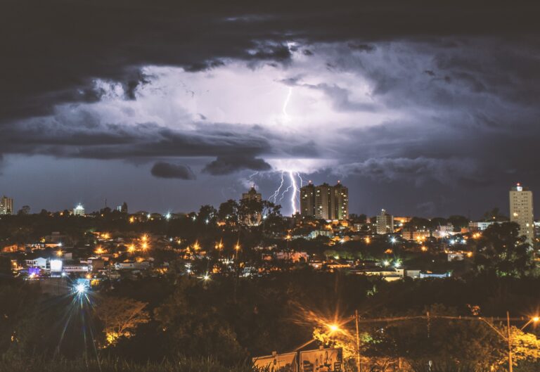 Fotógrafo revela a beleza dos raios em Presidente Prudente