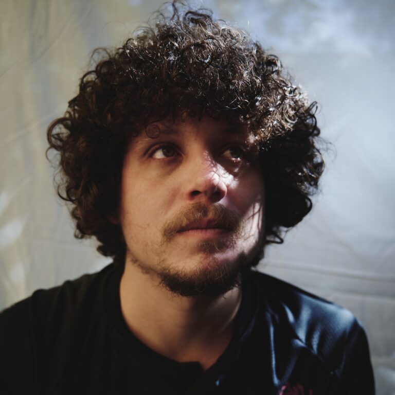 Chico Chico apresenta o álbum Let it burn / Deixa arder