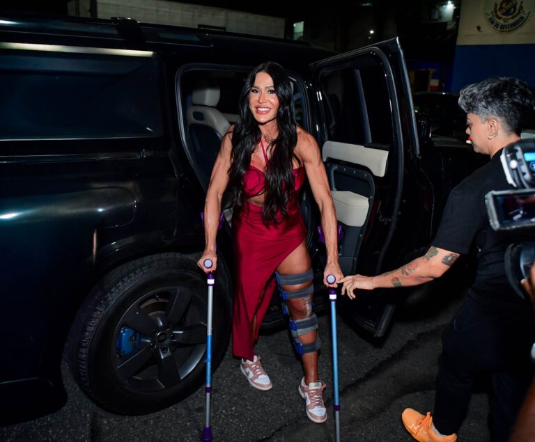 Gracyanne Barbosa é levada para o hospital após assalto