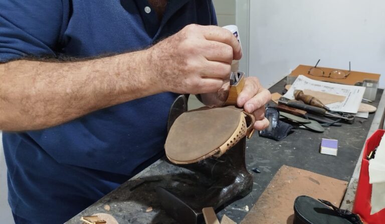 Sapateiros resistem ao tempo e mantêm viva a arte do trabalho manual em SP