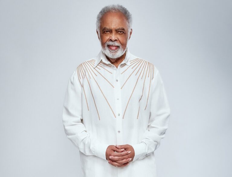 Gilberto Gil renova clássicos em álbum 'Raça humana – Reloaded'