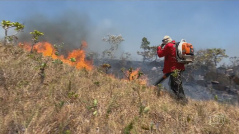 Condições climáticas complicam combate ao incêndio na Chapada dos Veadeiros