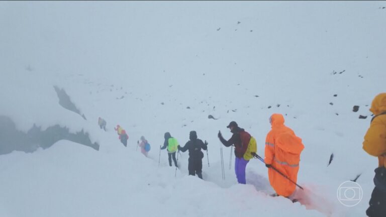 Cerca de 200 alpinistas presos no Monte Everest após nevasca