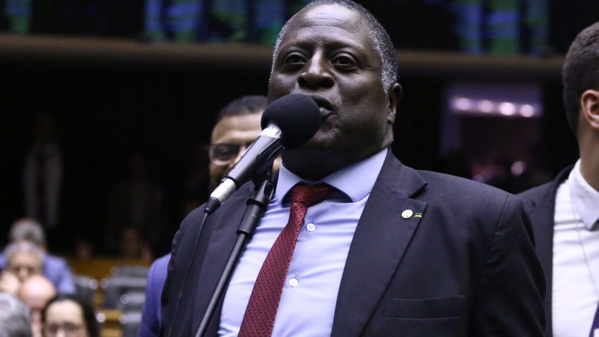 Hélio Lopes registra boletim de ocorrência por injúria racial