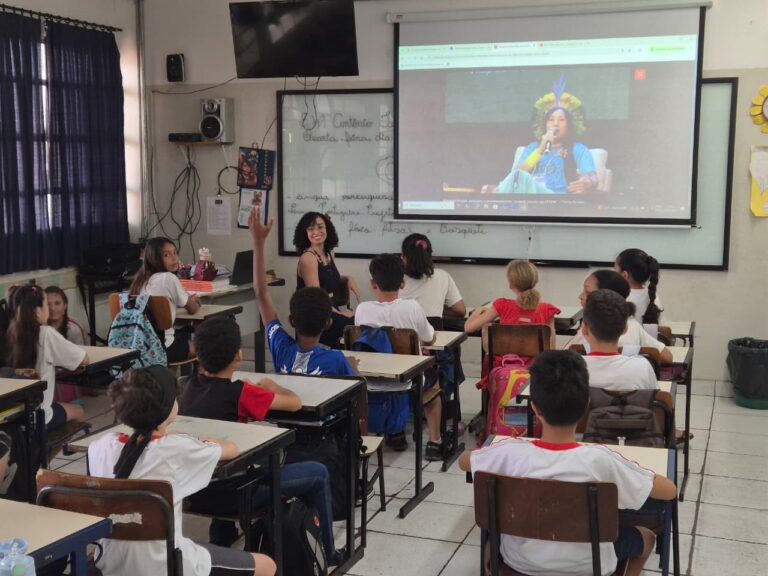 Professora estimula senso crítico em alunos usando jornais e sites