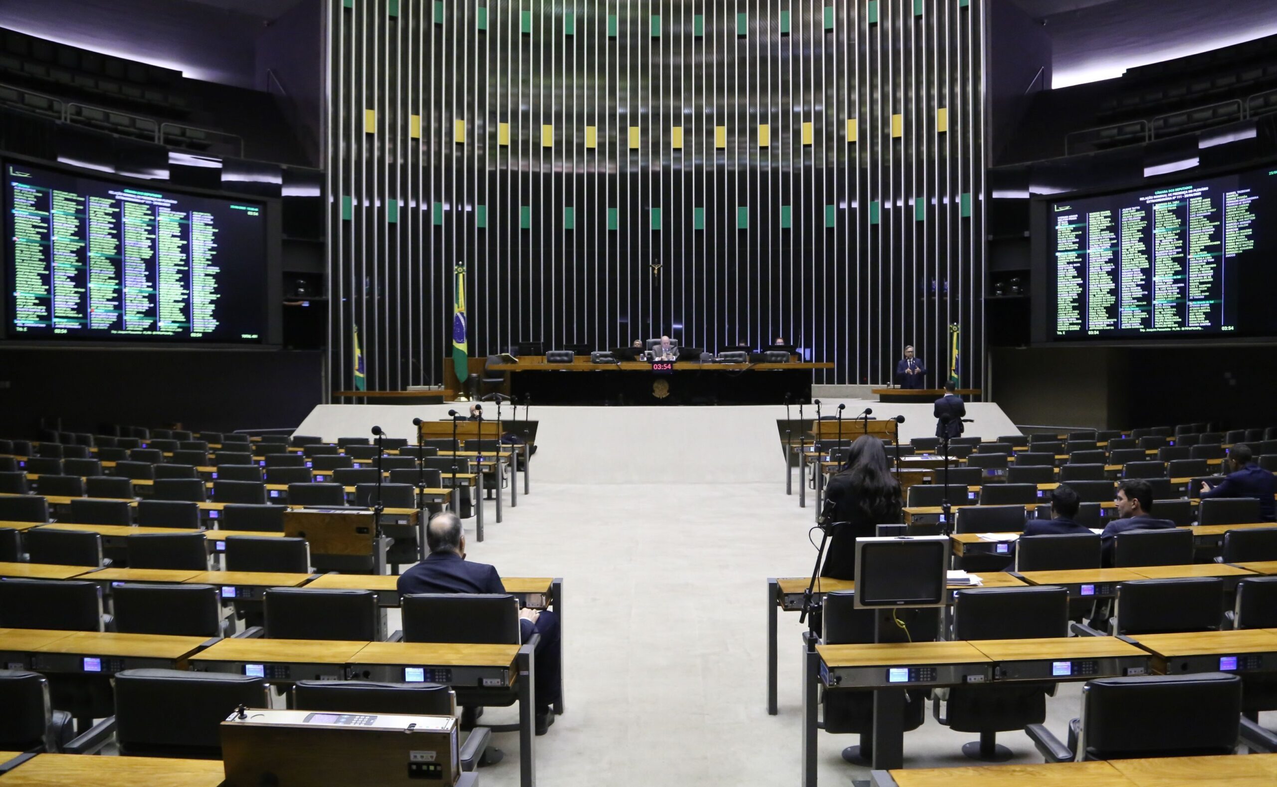 Isenção do IR e pressão por anistia voltam à discussão na Câmara