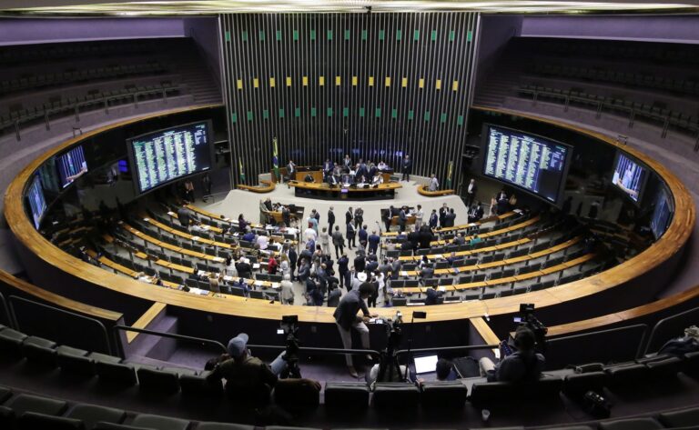 Mudanças na base aliada e o avanço da anistia