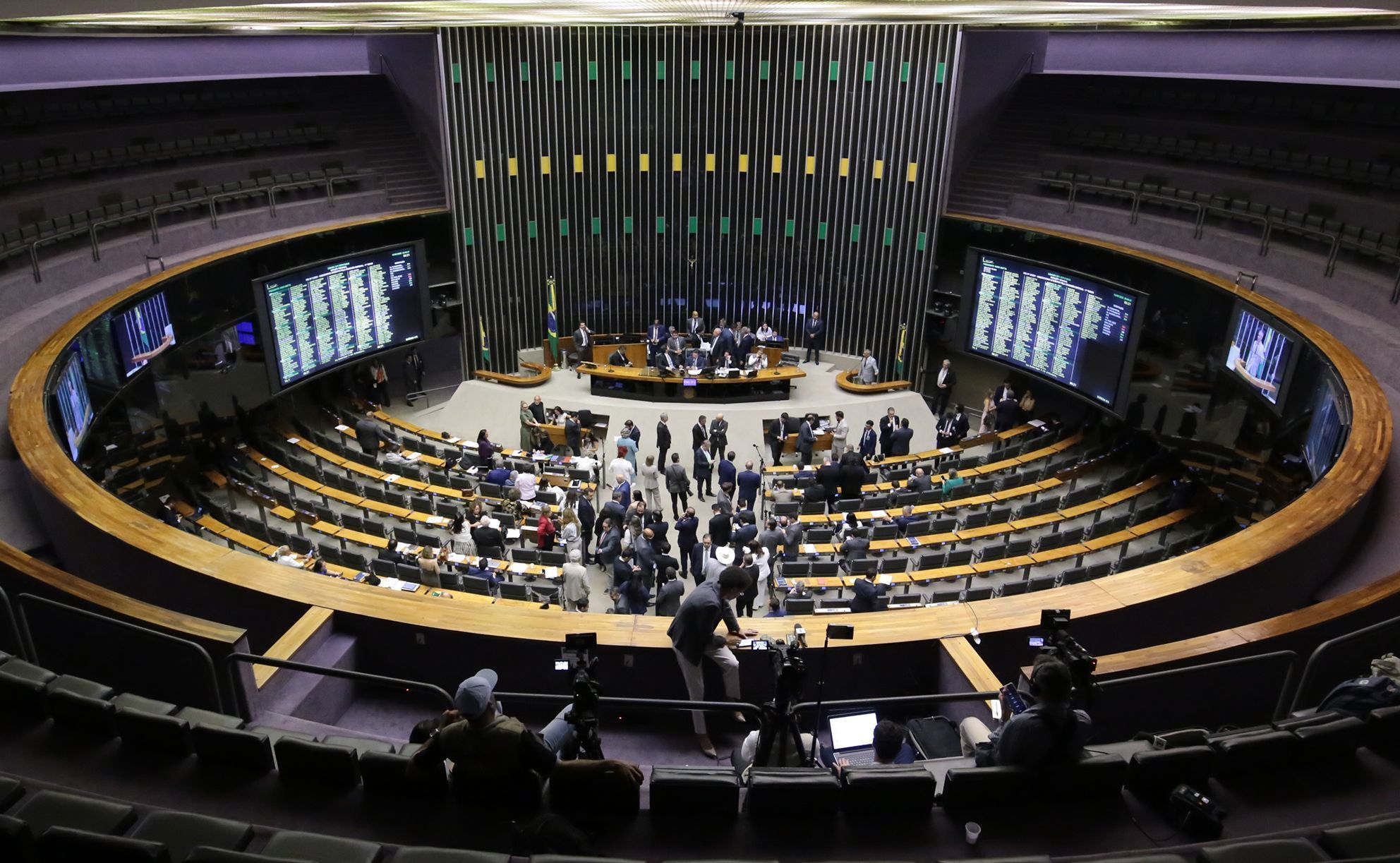 Mudanças na base aliada e o avanço da anistia