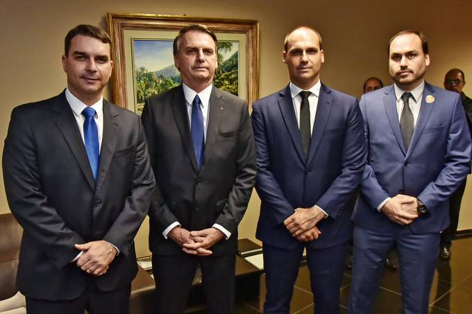 Flávio Dino autoriza inquérito contra Bolsonaro e aliados