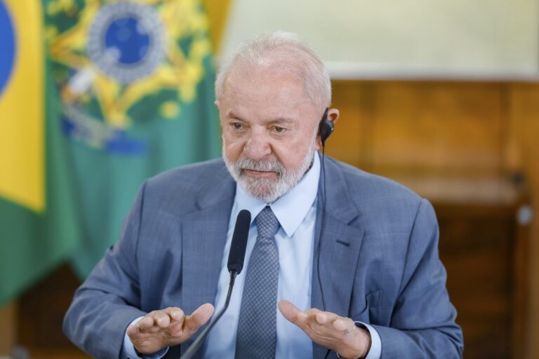 Lula faz homenagem ao novo papa americano