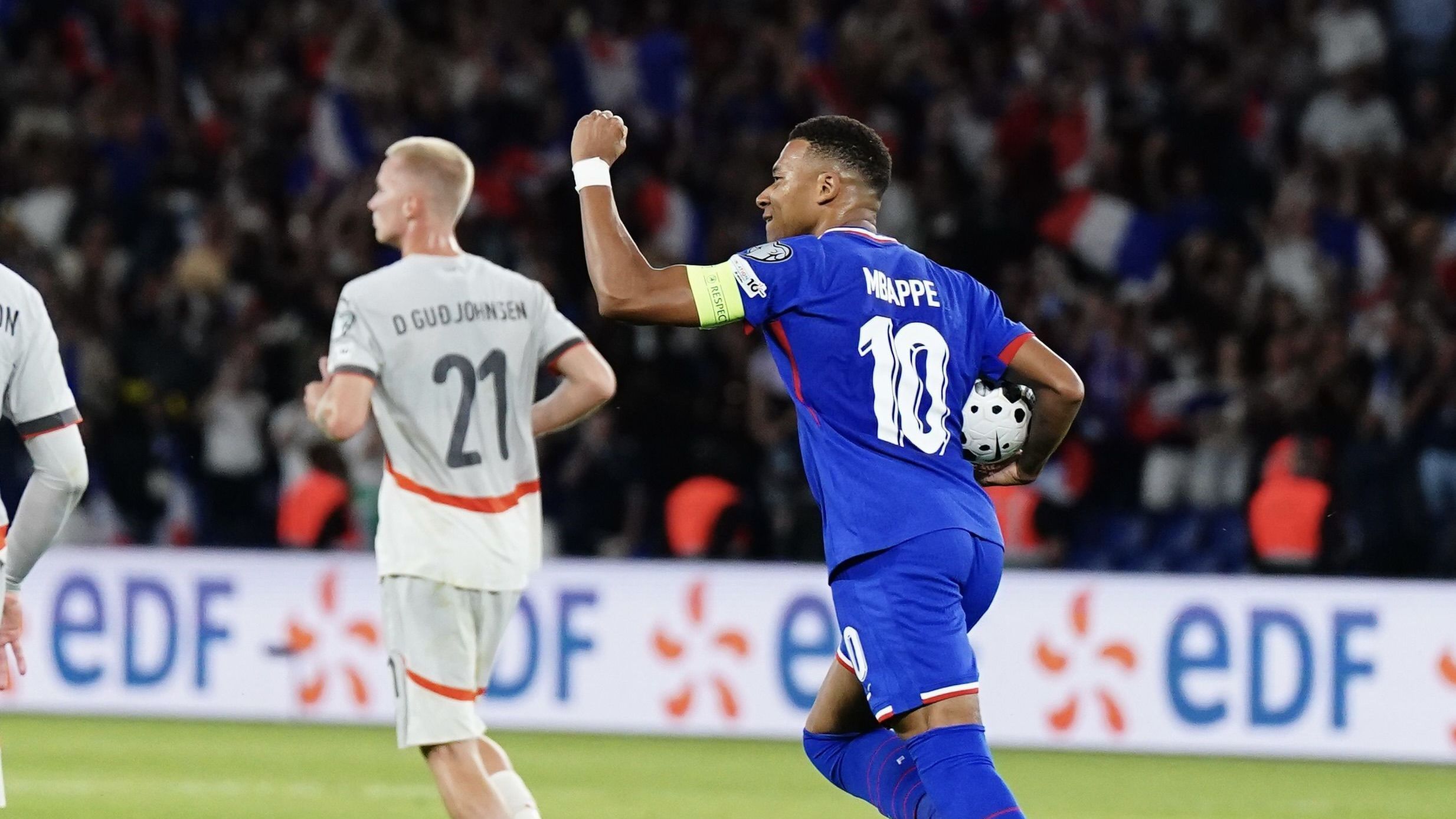França vira sobre Islândia com destaque para Mbappé