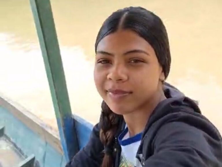 Estudante ribeirinha mostra trajeto de barco até a escola no Acre