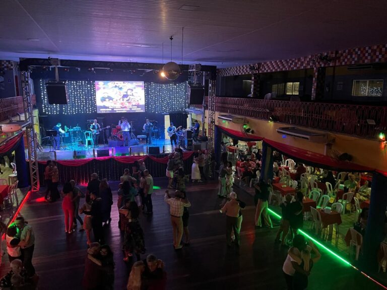 Clubes tradicionais do Recife mantêm viva história cultural da cidade