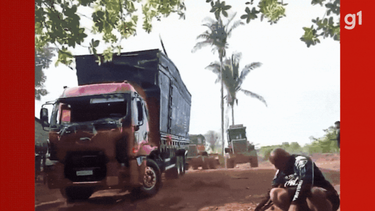 Caminhão carregado de carvão é retirado do rio após queda de ponte no Maranhão