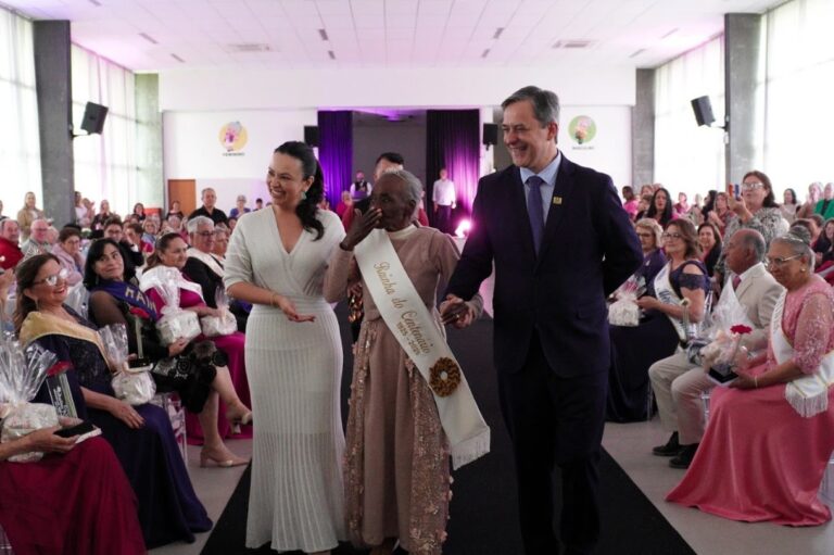 Benta Bitencourt de Assis é coroada Rainha do Centenário de Criciúma