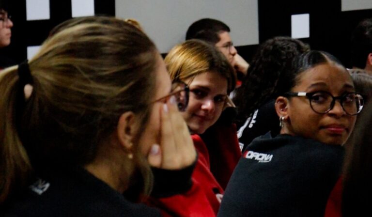 Surpresa de pais emociona vestibulandos durante aula