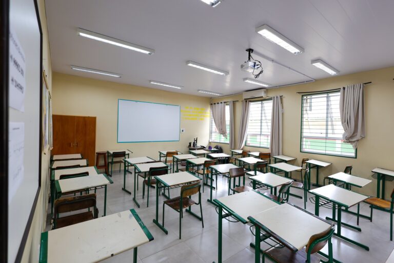 Florianópolis abre seleção para professores com salário de até R$ 6 mil