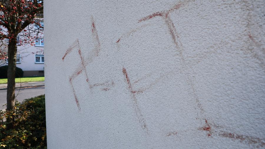 Vandalismo com sangue humano choca Hanau, na Alemanha