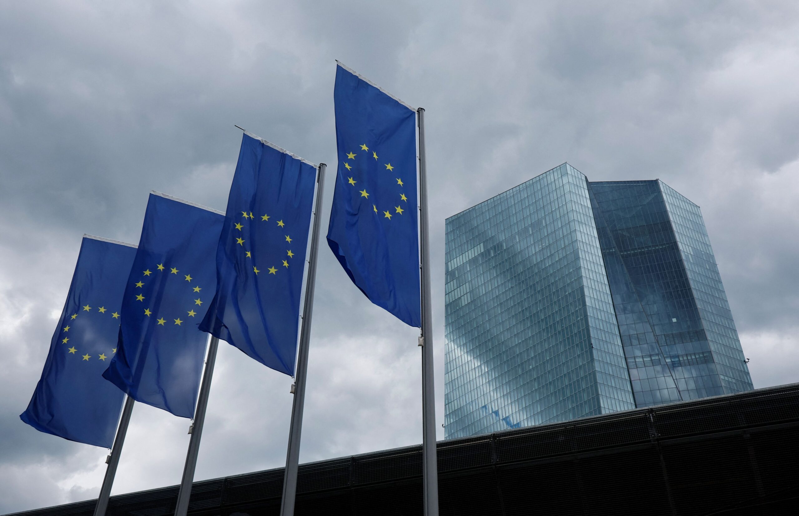 Fitch eleva expectativa de crescimento na zona do euro para 2025