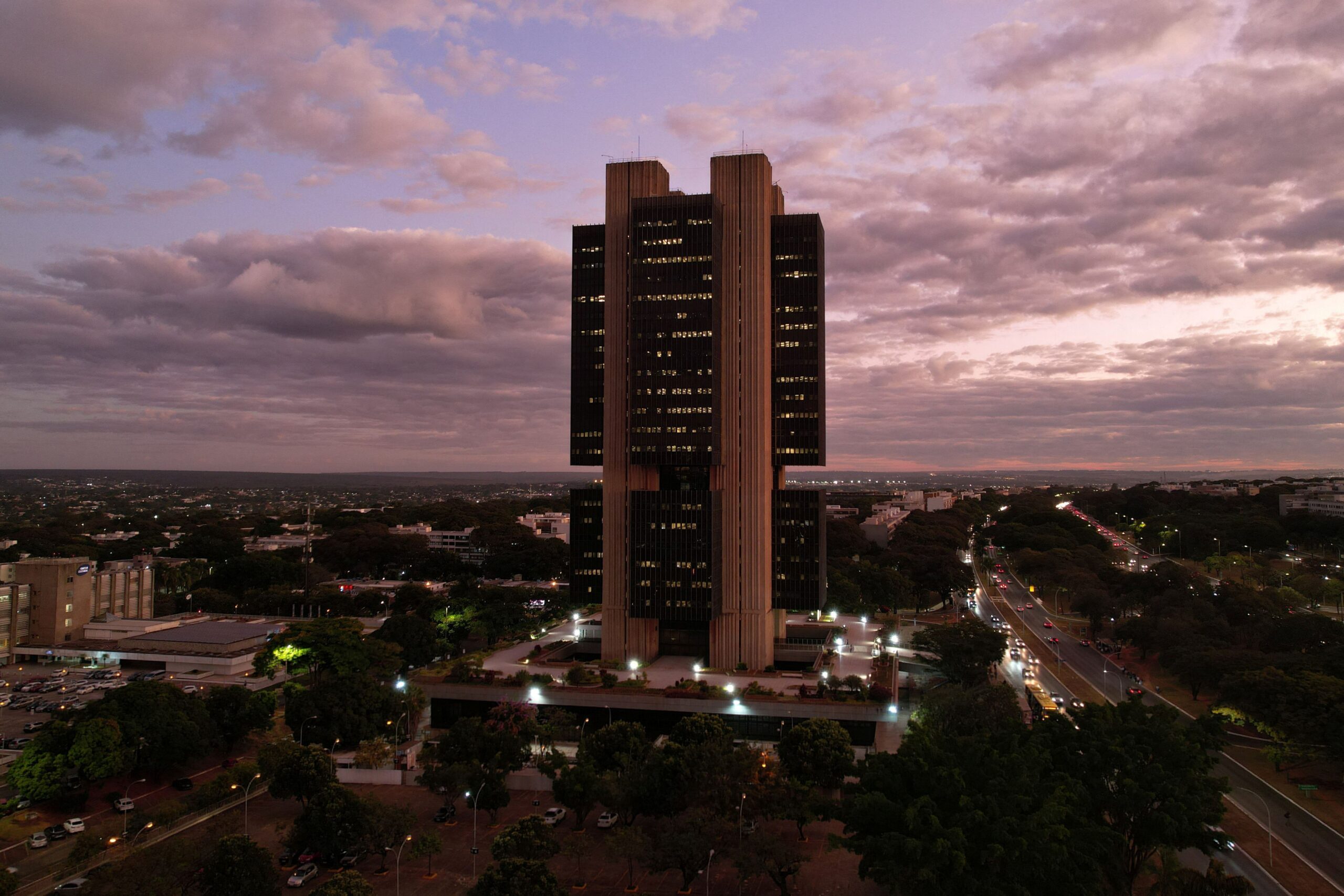 Mercado reduz expectativa para expansão do PIB em 2025 e 2026