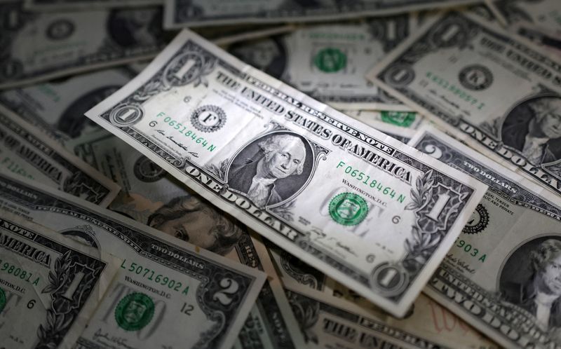 Dólar registra leve alta com foco no setor de serviços e condenação de Bolsonaro