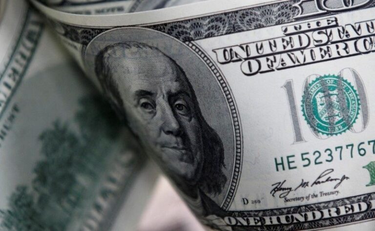 Dólar apresenta queda com foco na inflação e julgamento de Bolsonaro