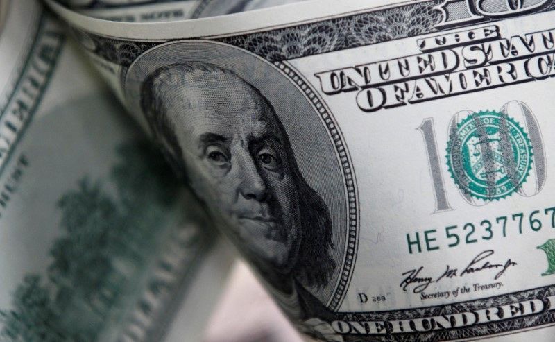 Dólar apresenta queda com foco na inflação e julgamento de Bolsonaro