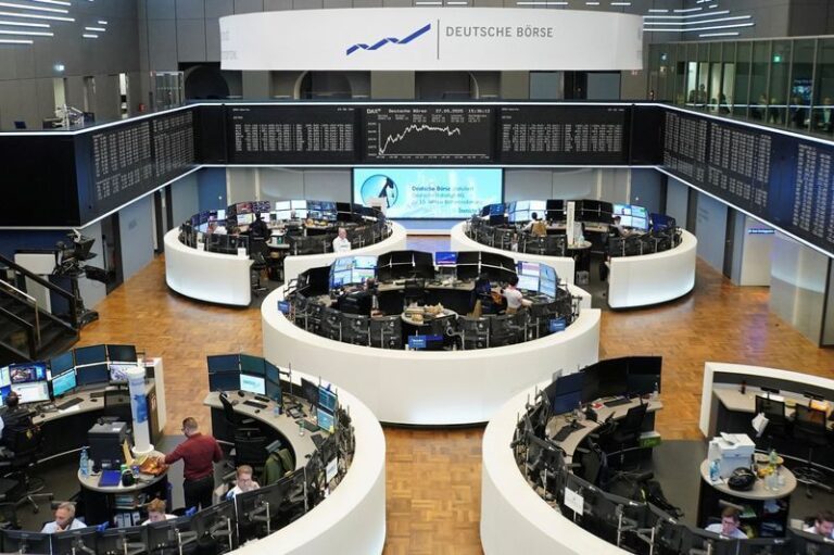 Bolsas europeias fecham estáveis à espera de revisão de rating da França