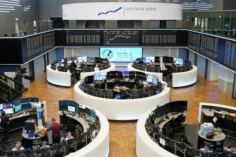 Bolsas europeias fecham estáveis à espera de revisão de rating da França
