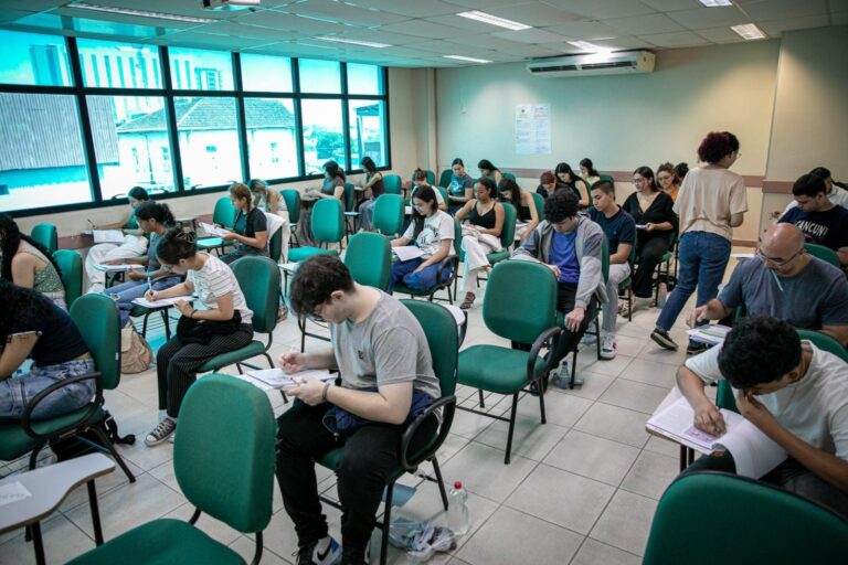 Abstenção de 11 mil candidatos marca primeiro dia do vestibular 2025 da UEA