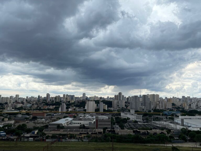 Sol entre nuvens e chuvas isoladas em São Paulo