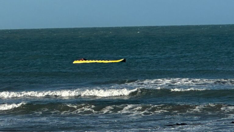 Lancha que transportava banana boat afunda em Genipabu