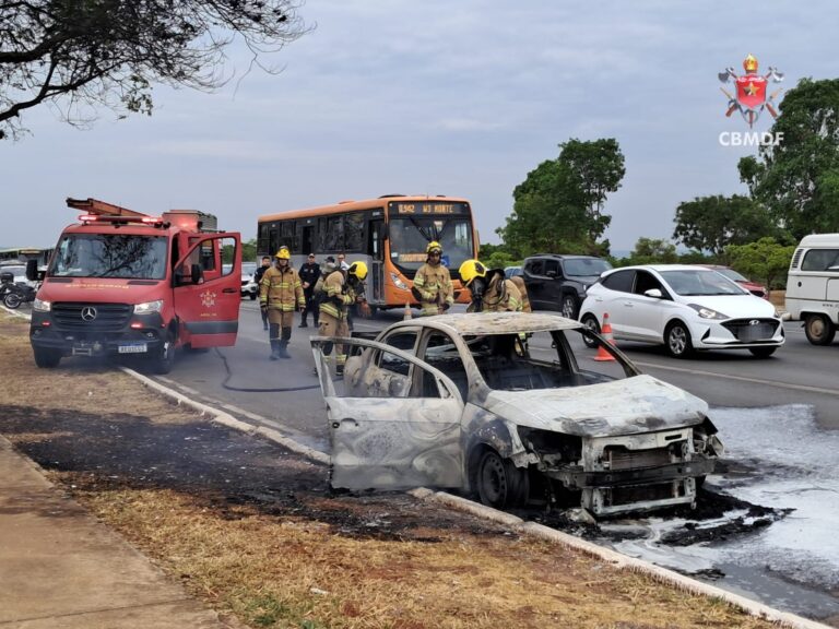 Carro pega fogo no Eixo Monumental em Brasília