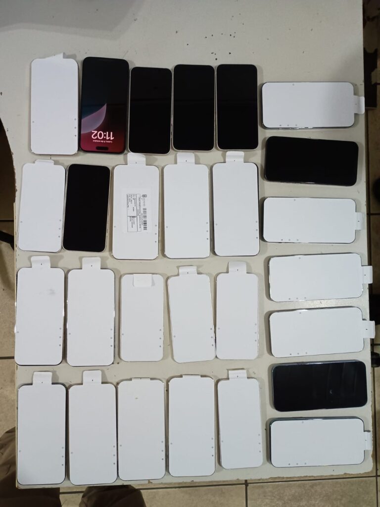 Celulares, cigarros eletrônicos e perfumes apreendidos em ônibus na LMG-653