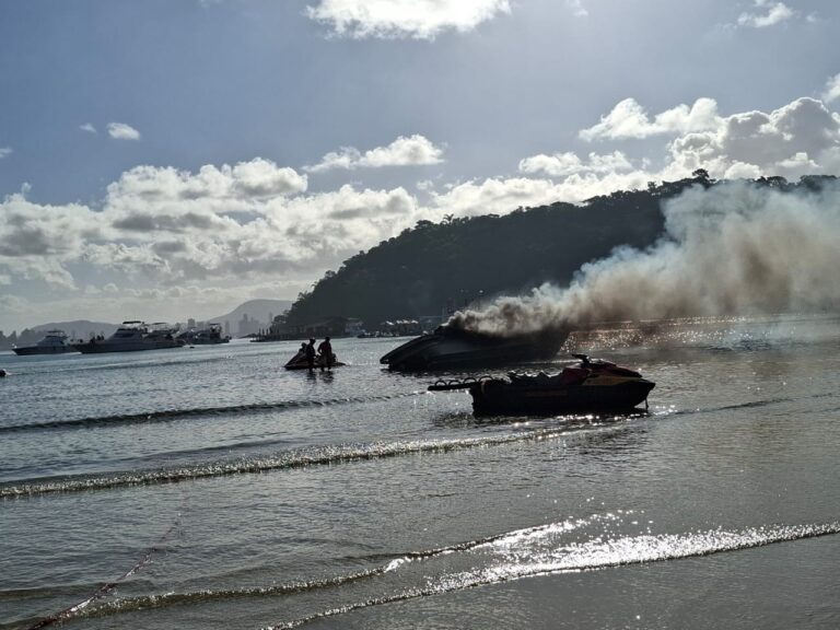 Lancha explode e pega fogo em praia turística de SC