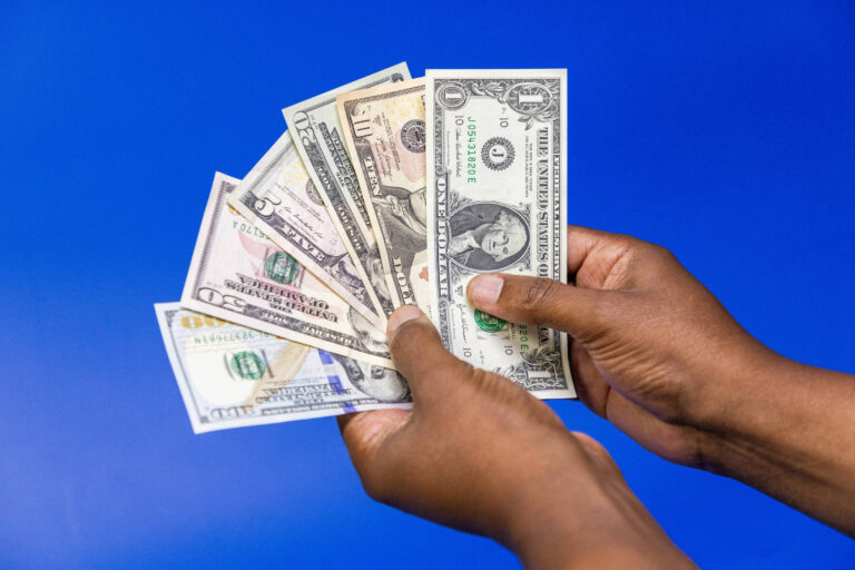 Dólar inicia semana estável com atenção ao Copom