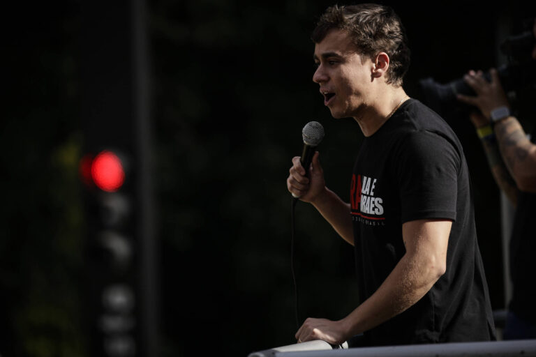 STF intima defesa de Bolsonaro a justificar uso de celular de Nikolas durante visita