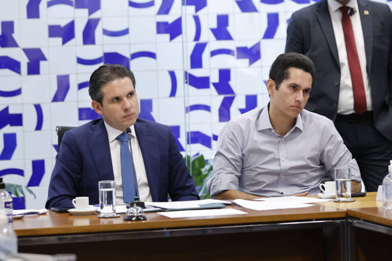 Centrão busca aprovar voto distrital misto para ampliar poder