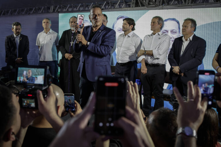 Flávio Bolsonaro reafirma apoio ao pai e critica perseguições