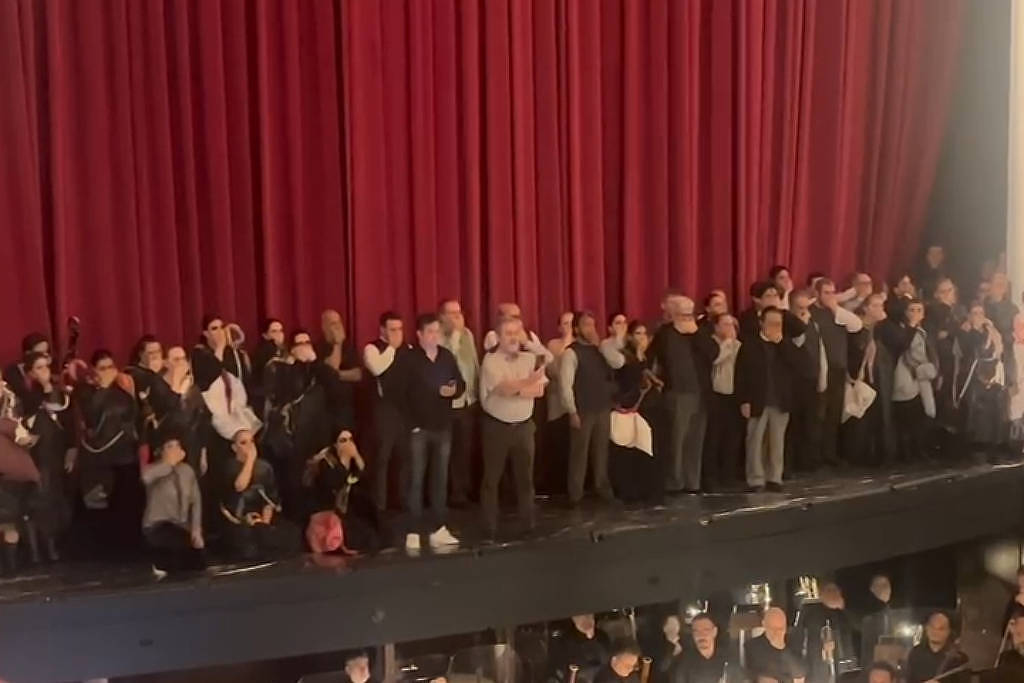 Protesto no Theatro Municipal contra gestora após afastamento de músico